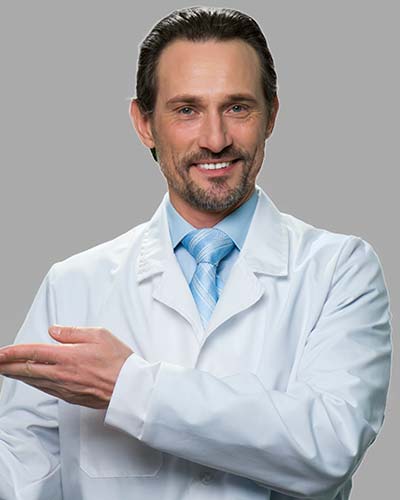 мужчина врач в белом халате указывает рукой в сторону