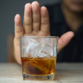 Рука со стаканом алкоголя